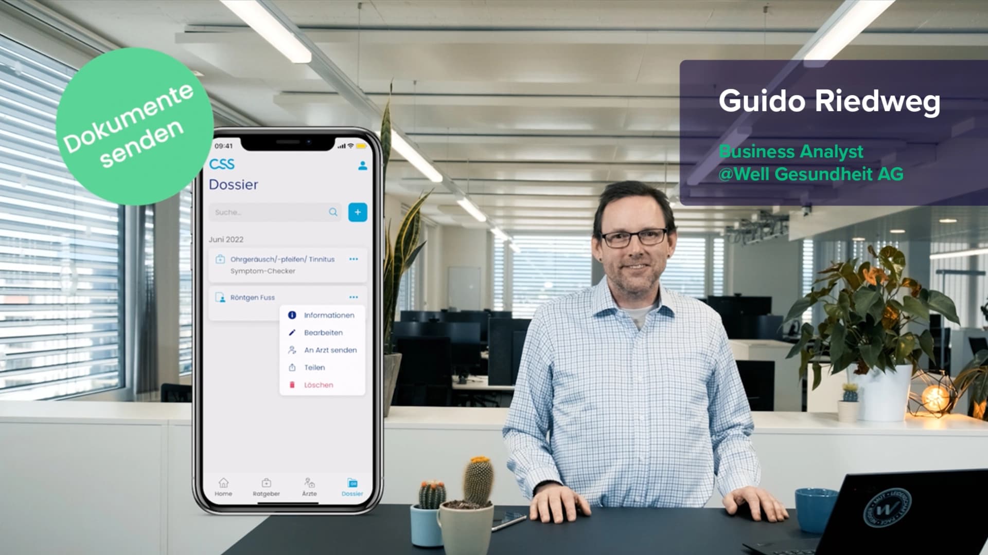Mann im Büro, grosses Smartphone mit Dokumentenversand offen